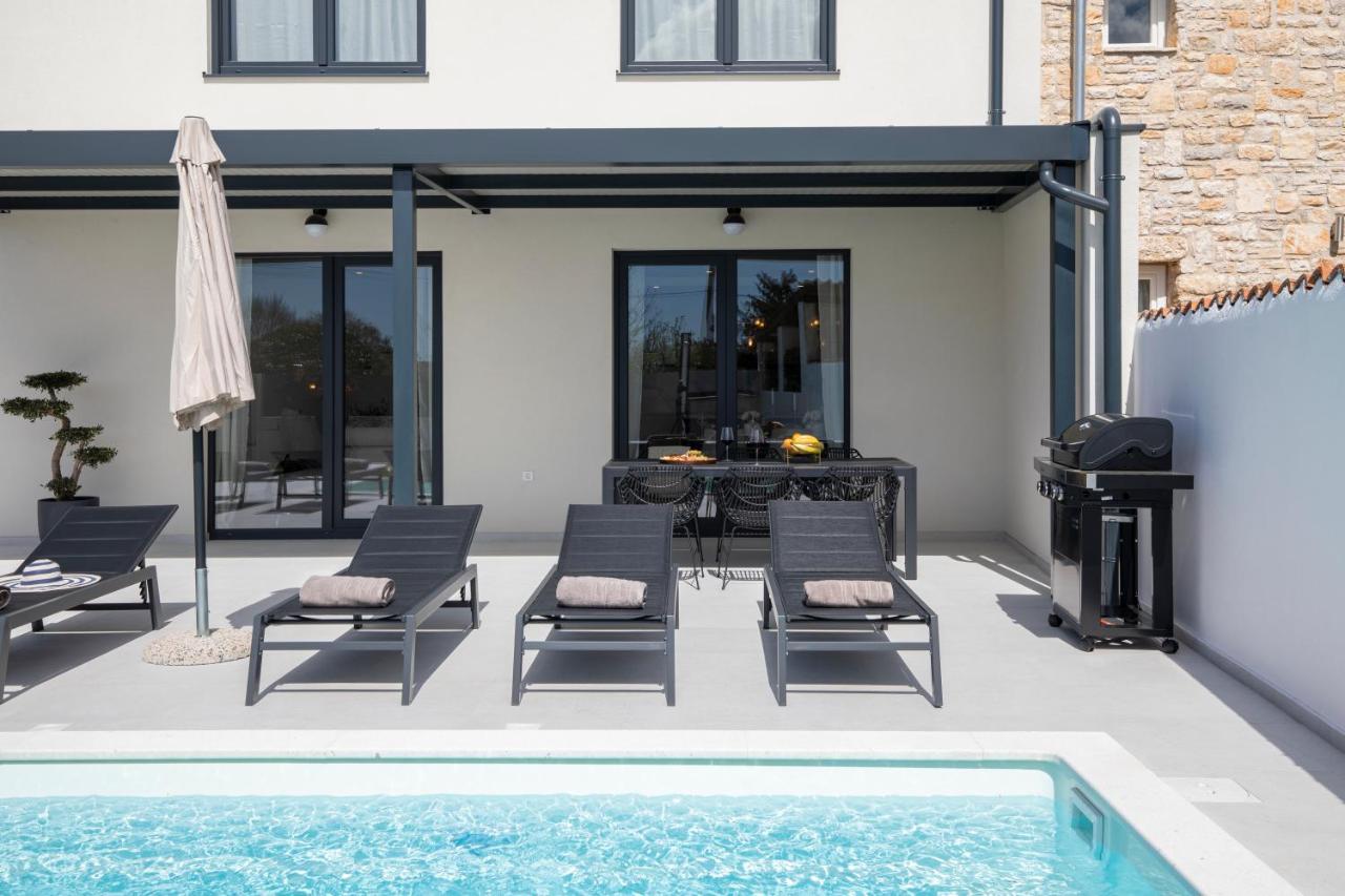 Villa Artis Пула Екстериор снимка
