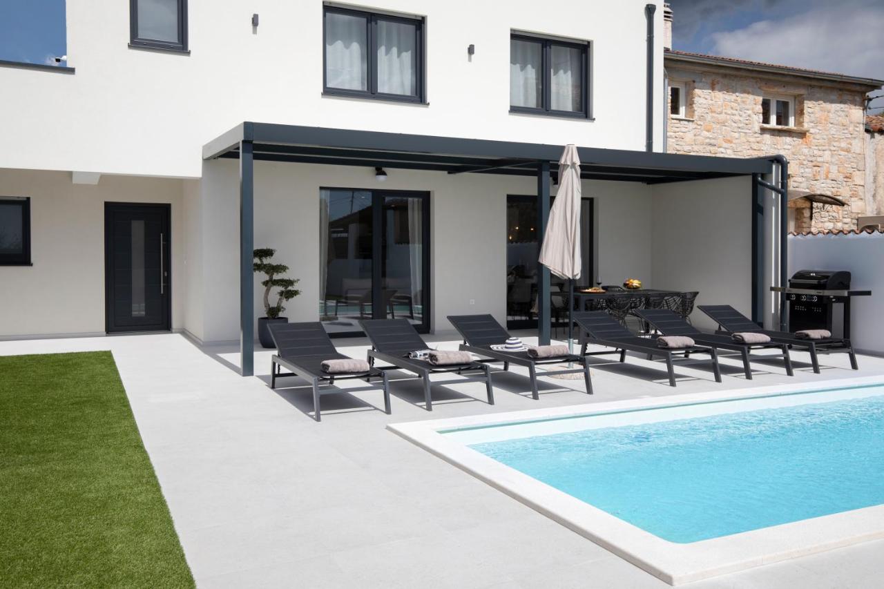 Villa Artis Пула Екстериор снимка