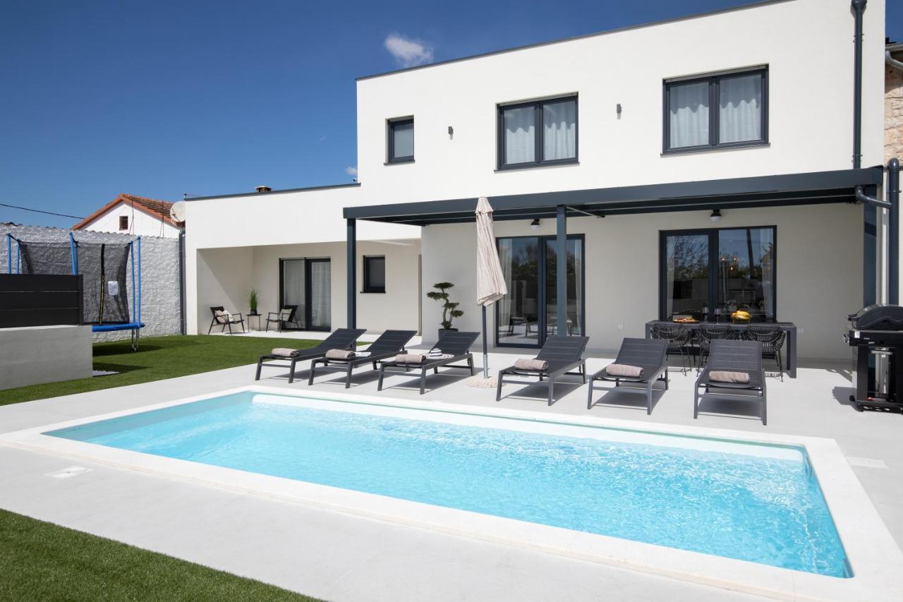 Villa Artis Пула Екстериор снимка